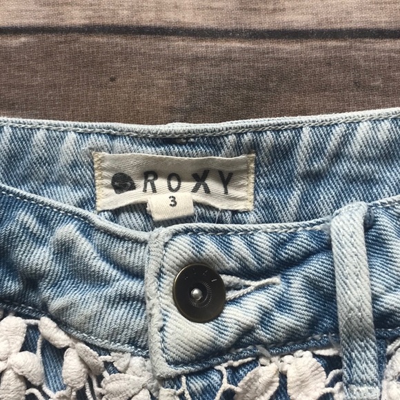 Roxy lace light wash short shorts size 3 - Picture 2 of 5
